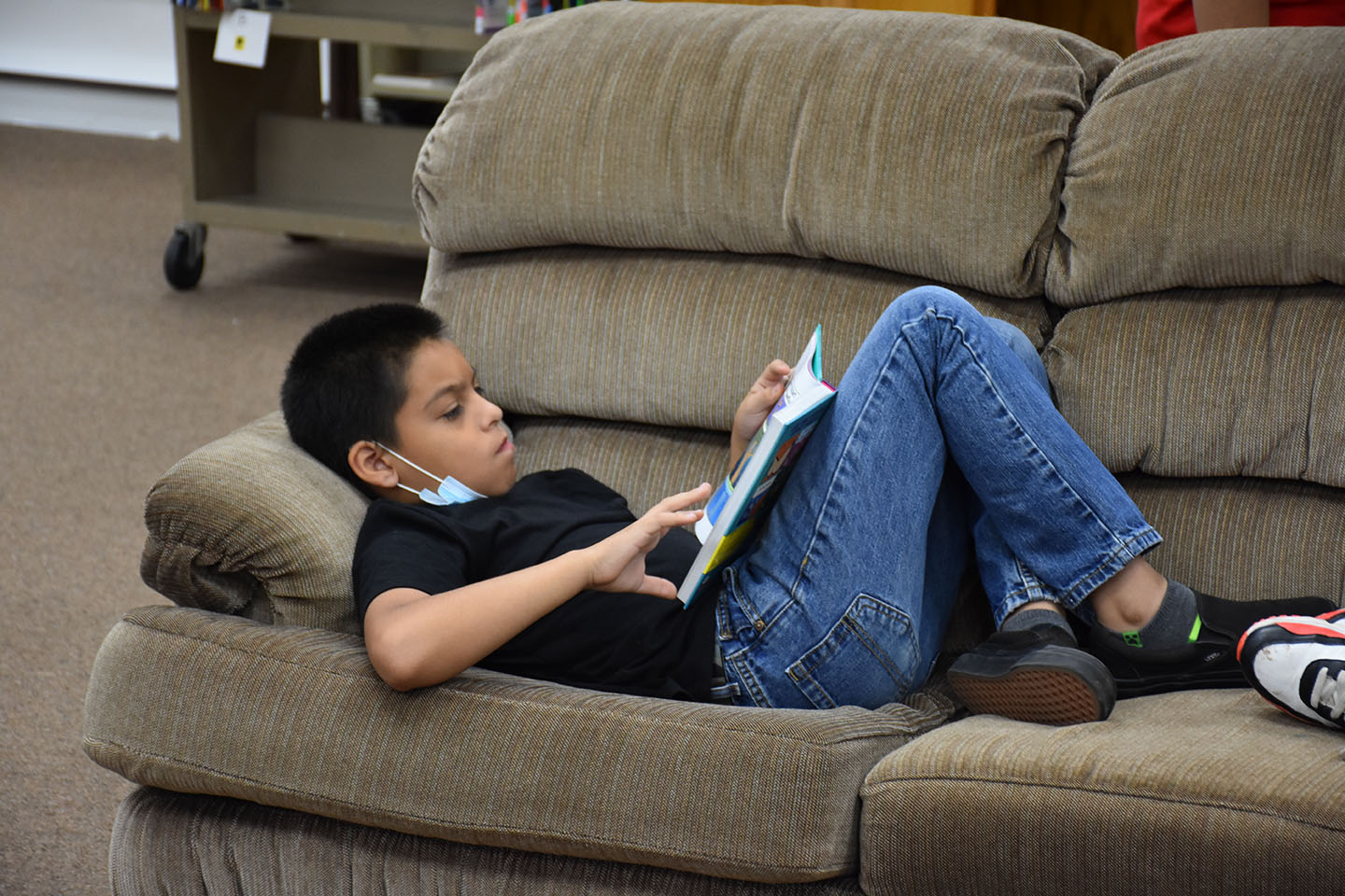 5th grade checking out books in the library!